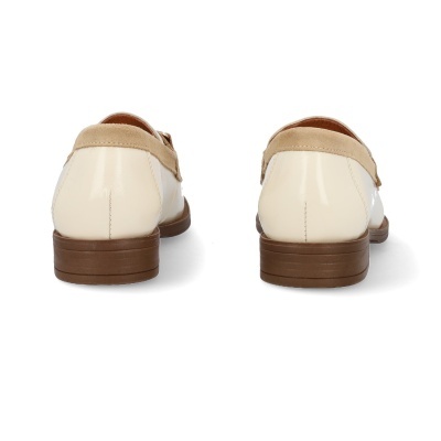 par de sapatos de salto baixo creme com camurça castanha vistos de trás