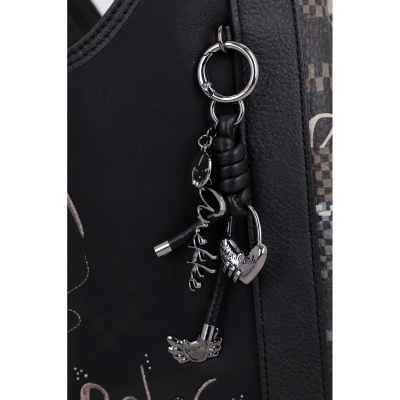 Detalhe de bolso preto com pendente de metal prateado e padrão quadriculado
