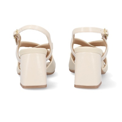 Sandálias bege de salto quadrado com alças finas e fivela dourada vistas de trás