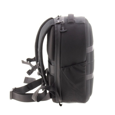 Mochila preta com alças acolchoadas e bolsos laterais em malha