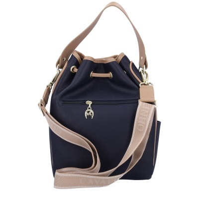 Saco mochila azul escuro com alças bege claro e bolso exterior