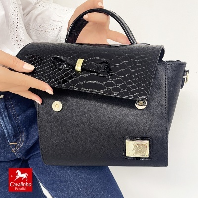 Mala preta com textura croco e laço, fecho dourado, etiqueta Cavallinho Penafiel
