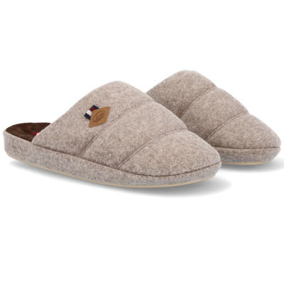 Pantufas cinza claro com etiqueta de couro e tecido tricolor no topo