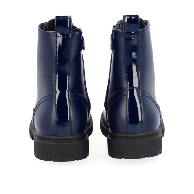 Botas azuis de verniz vistas por trás com sola preta