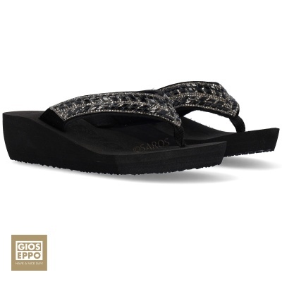 Chinelos de dedo pretos com tiras em tecido padronizado cinza e preto e sola de borracha.