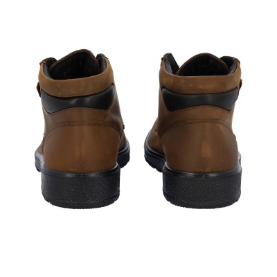 Botins castanhos em couro com detalhes pretos vistos de trás
