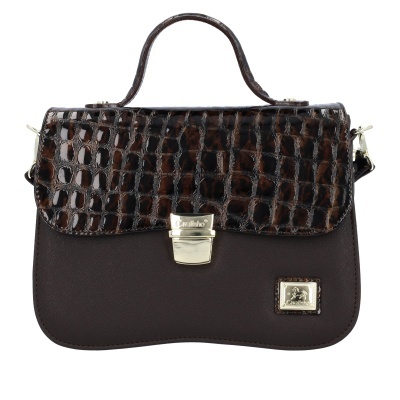Mala de senhora castanha com aba em padrão de pele de crocodilo e fecho metálico prateado com inscrição Serrano