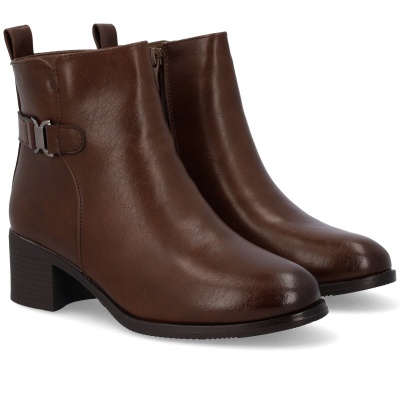 Botas de cano curto em pele castanha com fivela