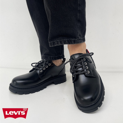 Sapatos pretos em pele com atacadores e sola grossa