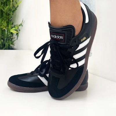 Ténis Adidas Samba pretos com riscas brancas e sola castanha