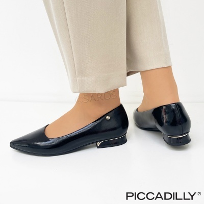 Sapatos femininos tipo ballerina em verniz preto com salto baixo metálico e detalhe lateral numa configuração minimalista