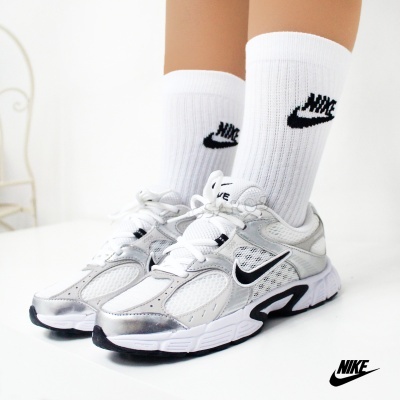 Ténis Nike brancos e cinzentos com meias Nike brancas com logo preto