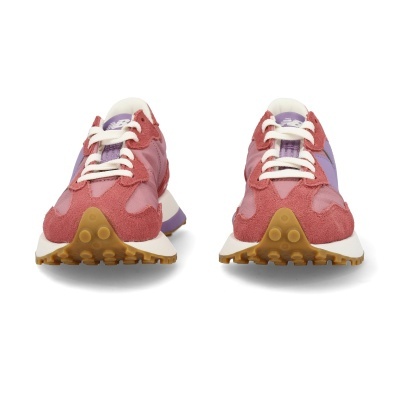 Sapatilhas desportivas rosa e lilás da New Balance vistas de frente