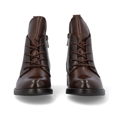Botins castanhos com textura, atacadores e fecho lateral
