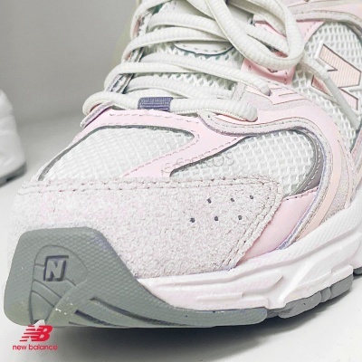 Sapatilha desportiva New Balance cinza clara, branca e rosa com sola cinza