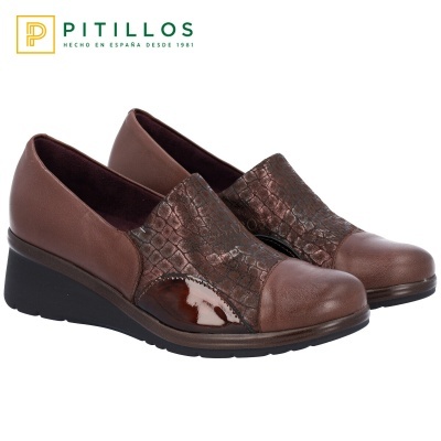 Sapatos femininos marrons com padrão animal, sola preta