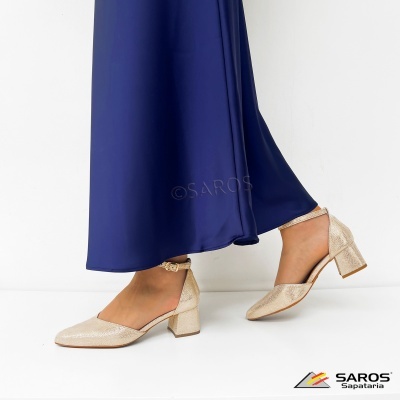 Sapatos bege dourados com salto médio e tiras no tornozelo