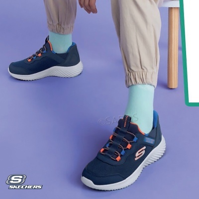 Sapatilhas Skechers azuis com detalhes laranja e sola branca num chão roxo