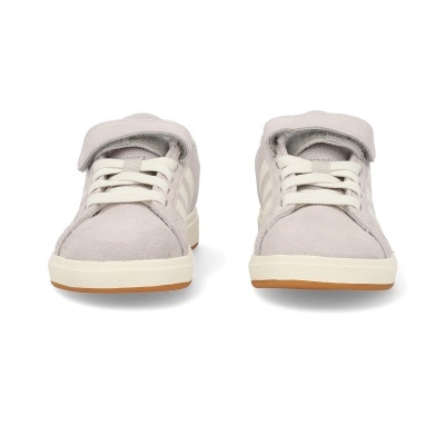 Par de sapatilhas infantis cinza claro com fecho de velcro e atacadores brancos.