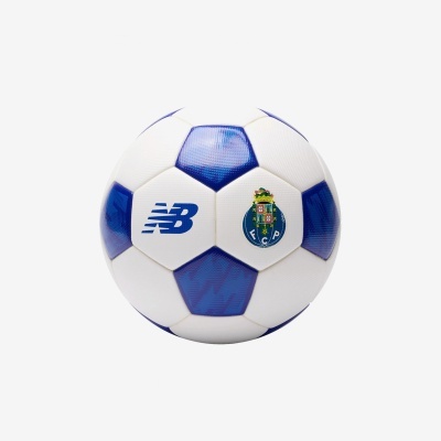 Bola de futebol azul e branca com logos do FCP e NB