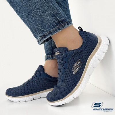 Sapatilhas Skechers azuis com sola branca e detalhes cinza