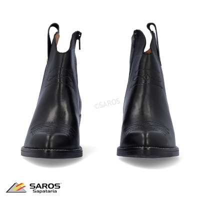 Botins pretos de couro com costuras decorativas em fundo branco