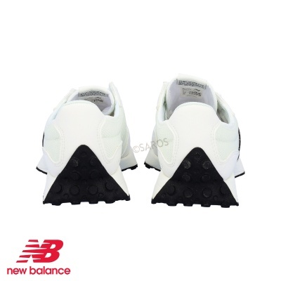 Ténis brancos New Balance vistos de trás com sola preta