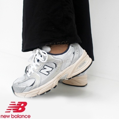 Ténis New Balance cinzento prateado com sola bege e atacadores brancos