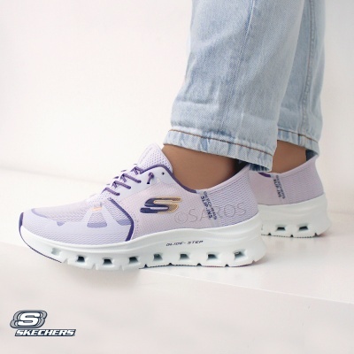 Tênis Skechers lilás com sola branca e detalhes escuros
