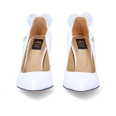 Sapatos de salto alto brancos com laço no calcanhar em fundo branco