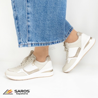 Ténis femininos bege e branco com calças de ganga azuis