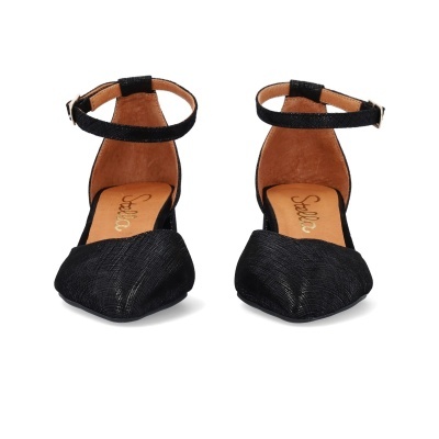 Sapatos pretos slingback com tira no tornozelo e interior castanho claro.