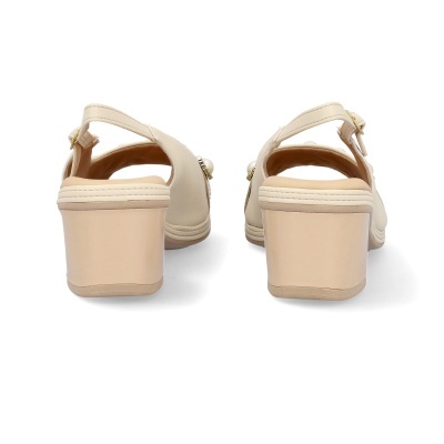 Sandálias de salto médio bege com detalhes de pérolas vistas de trás sobre fundo branco