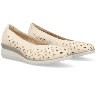 Sapatilhas beige com perfurações e sola cunha cinza