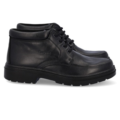 Par de sapatos pretos de couro com sola preta grossa e atacadores.