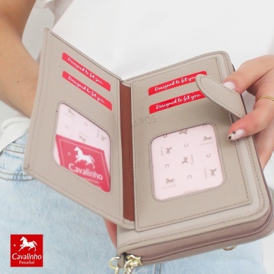 Carteira feminina cinza da marca Cavalinho aberta, mostrando compartimentos rosa e texto vermelho