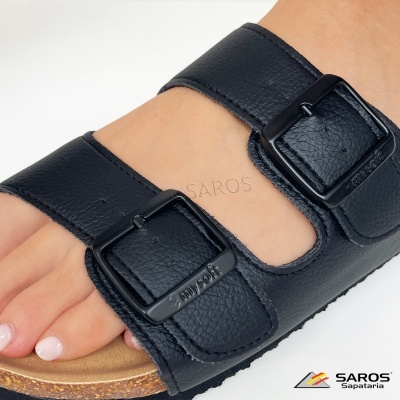 Sandália preta em pele com duas fivelas pretas e sola de cortiça