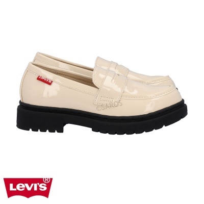 Sapato mocassim verniz bege Levi's com sola preta e etiqueta vermelha