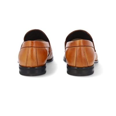 Sapatos masculinos castanhos em pele vistos de trás