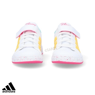 Tênis infantis Adidas branco com detalhes amarelos e rosa em fundo branco