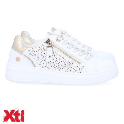 Ténis brancos e dourados com fecho lateral e padrão floral na pele sintética