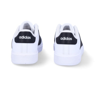 Sapatilhas Adidas brancas com detalhes pretos vistas de trás