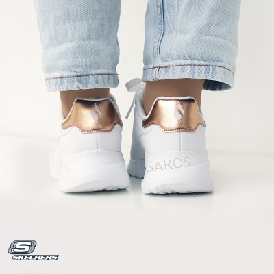 Ténis brancos Skechers com detalhe metálico dourado