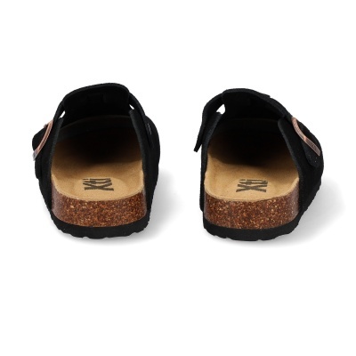Chinelos pretos com sola de cortiça e fivela metálica na lateral.