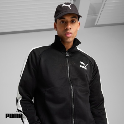 Homem com casaco desportivo preto e boné PUMA