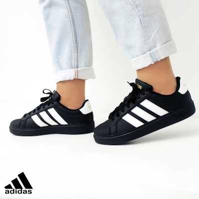 Sapatilhas Adidas pretas com riscas brancas