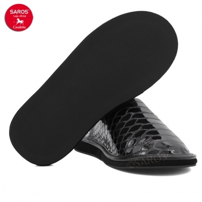 Sapato mule preto com padrão de pele de cobra e sola preta