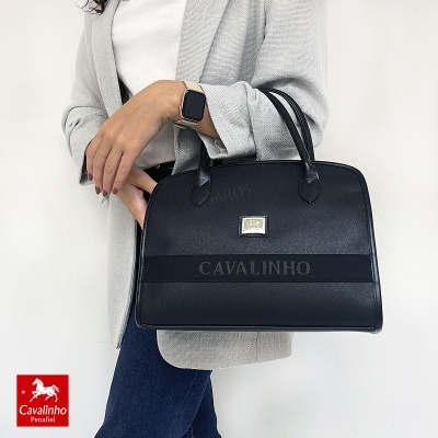 Mala preta de mão em pele texturada com etiqueta dourada e texto CAVALINHO