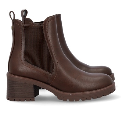 Botas castanhas de salto médio com elásticos canelados laterais.
