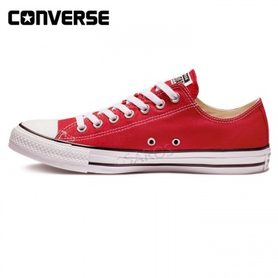 Ténis Converse vermelho de lona com sola branca e atacadores brancos
